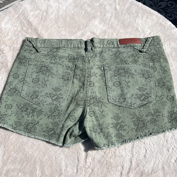 VIGOLD green shorts. Size 13/14. - Picture 4 of 4